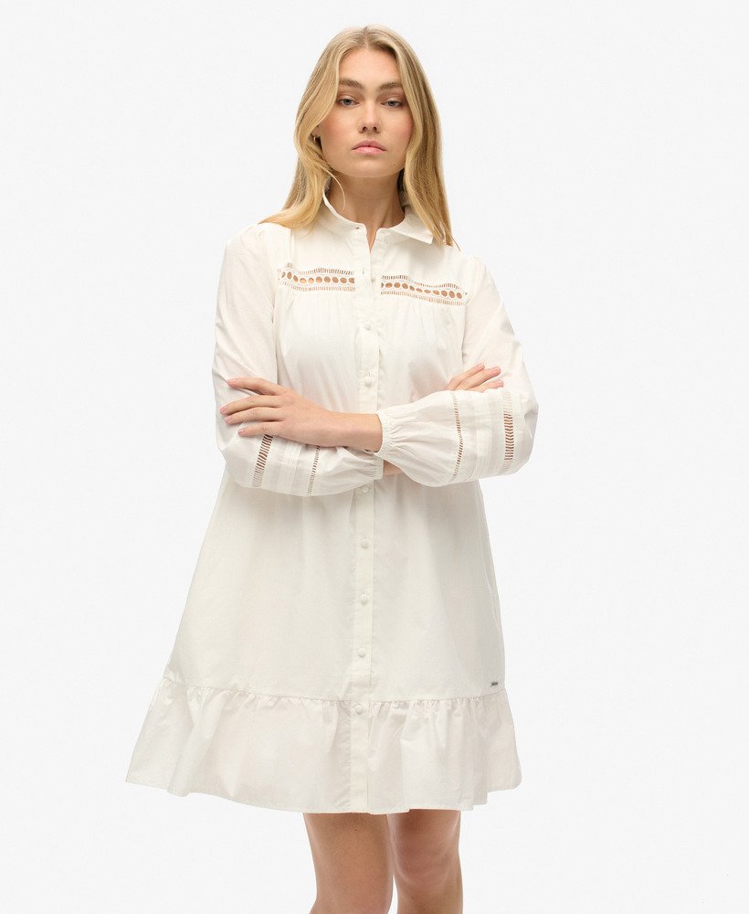 vestido camisa com detalhes em renda na cor branca giz.