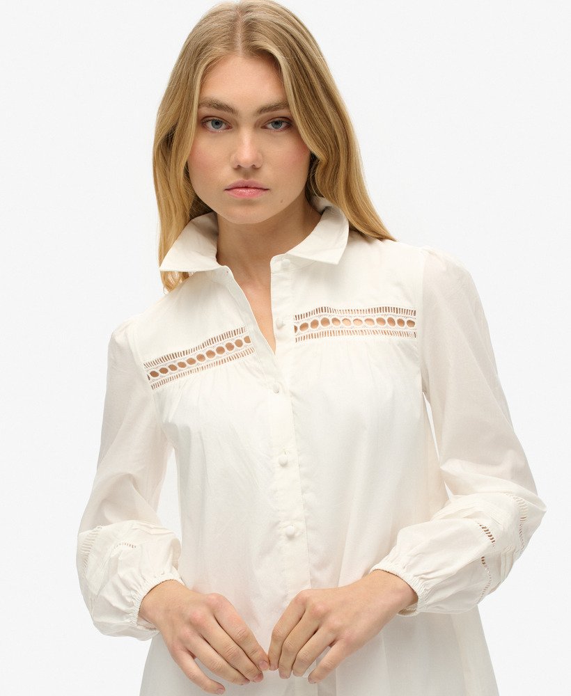 vestido camisa com detalhes em renda na cor branca giz.