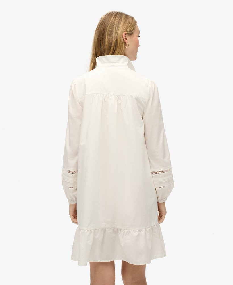 vestido camisa com detalhes em renda na cor branca giz.