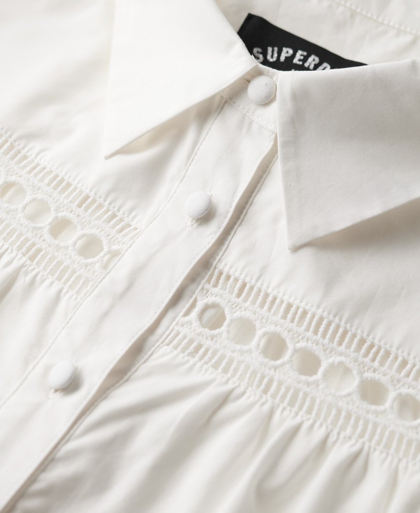 vestido camisa com detalhes em renda na cor branca giz.
