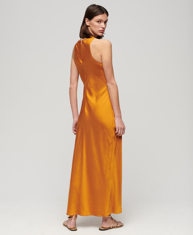 vestido midi racer de cetim na cor amarelo ocre clássico.