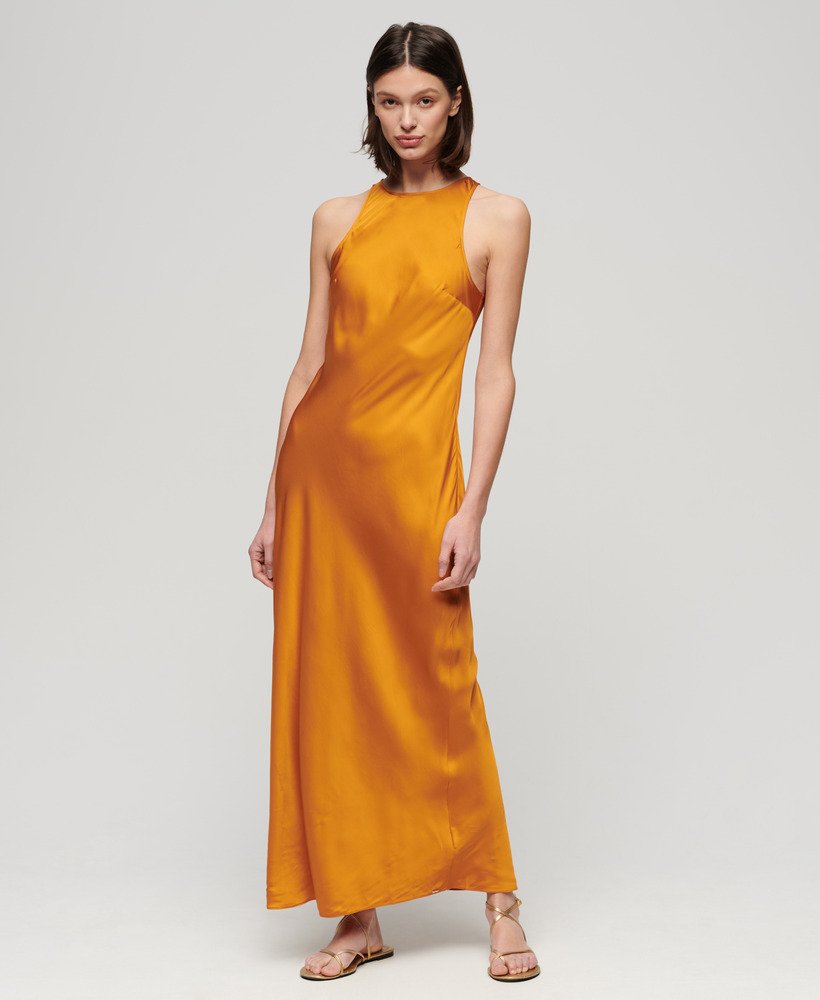 vestido midi racer de cetim na cor amarelo ocre clássico.