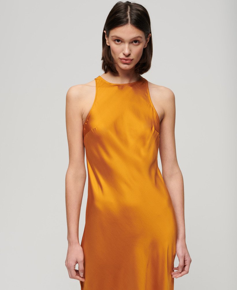 vestido midi racer de cetim na cor amarelo ocre clássico.