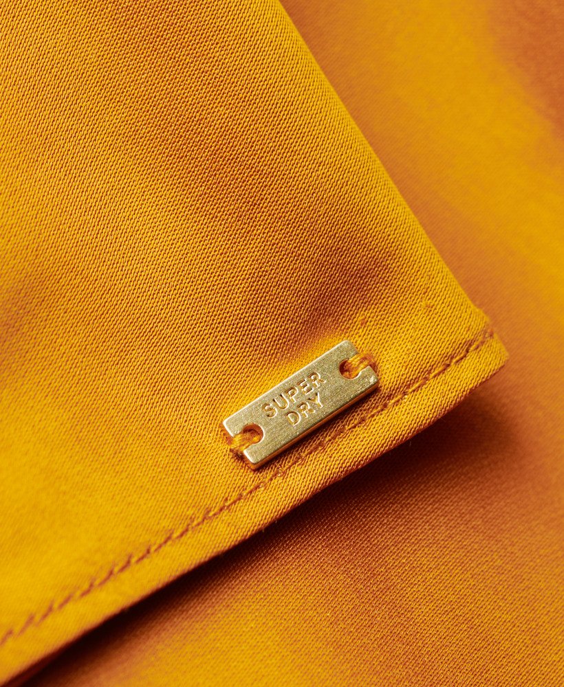 vestido midi racer de cetim na cor amarelo ocre clássico.