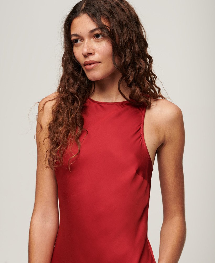 vestido midi racer de cetim na cor vermelho dália.