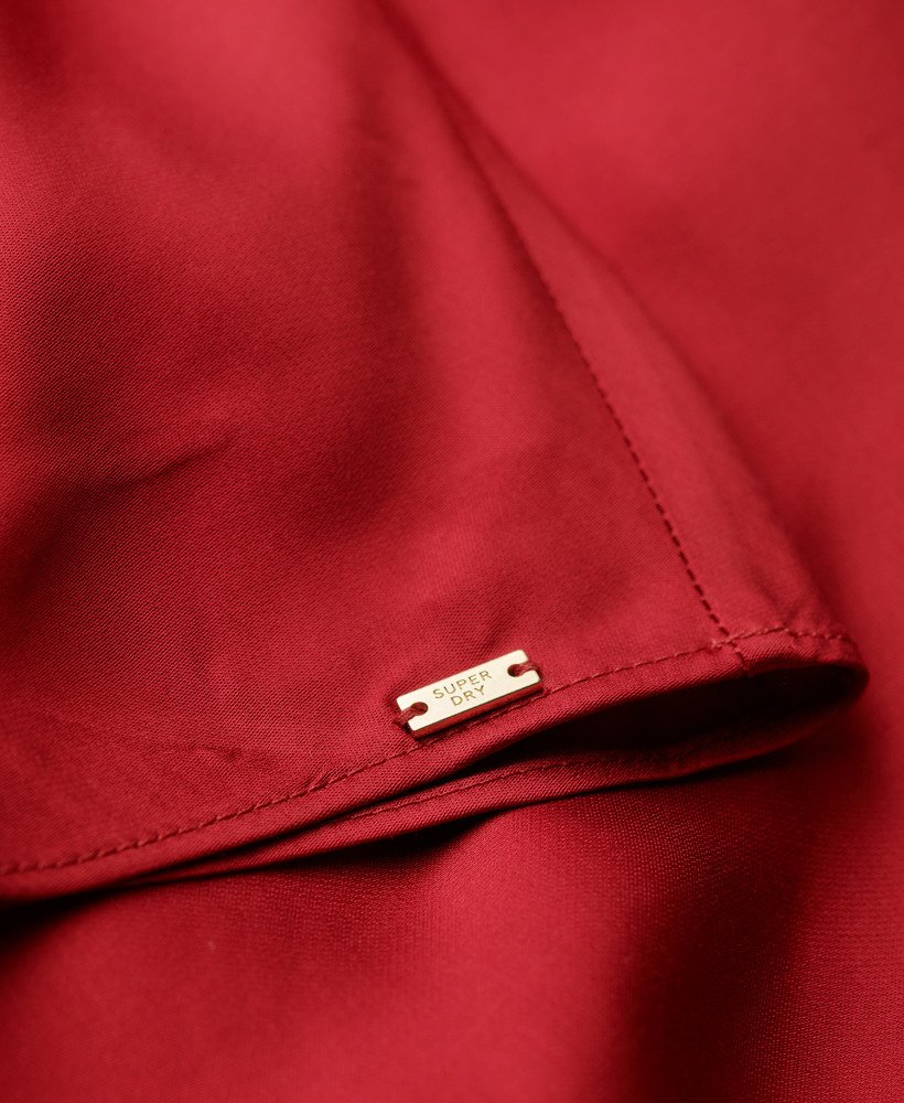 vestido midi racer de cetim na cor vermelho dália.