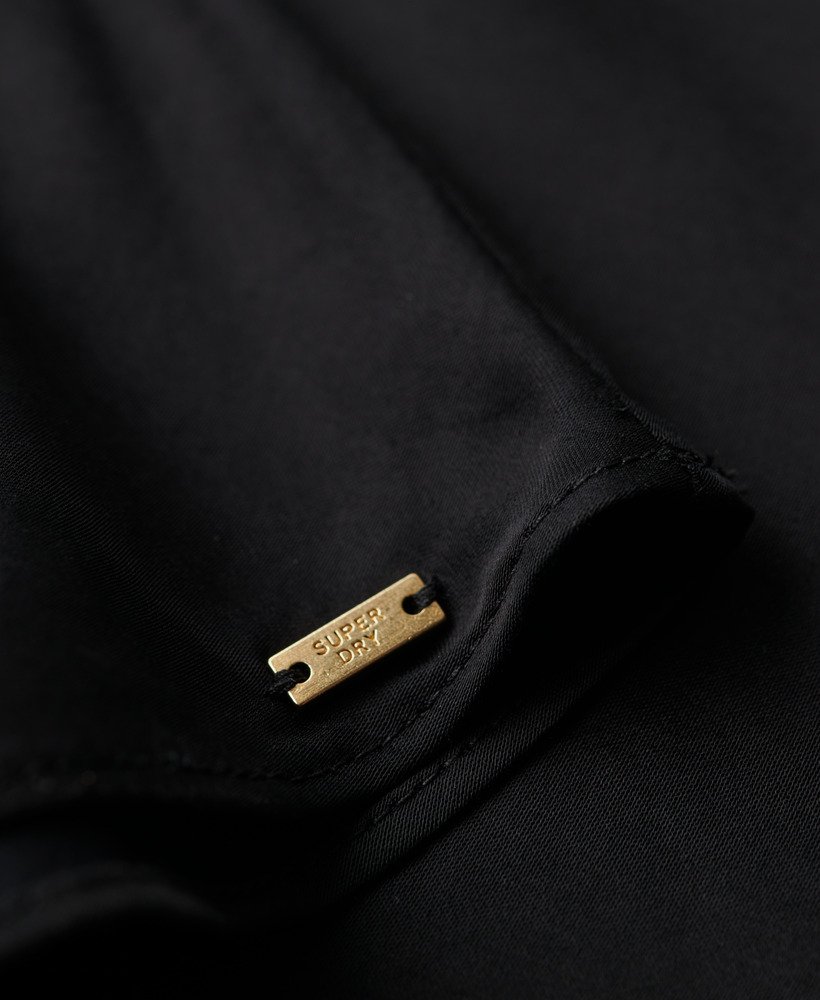 vestido curto de cetim estilo racer na cor preta.