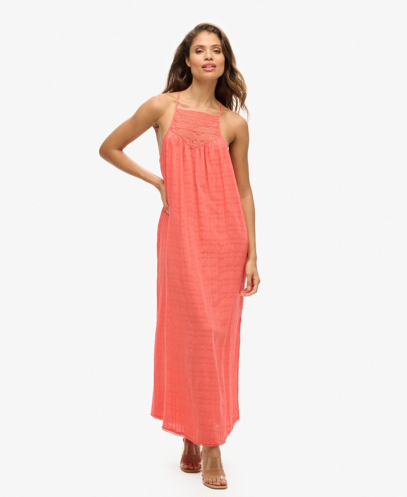 vestido longo de praia com renda e decote halter na cor coral rosado.