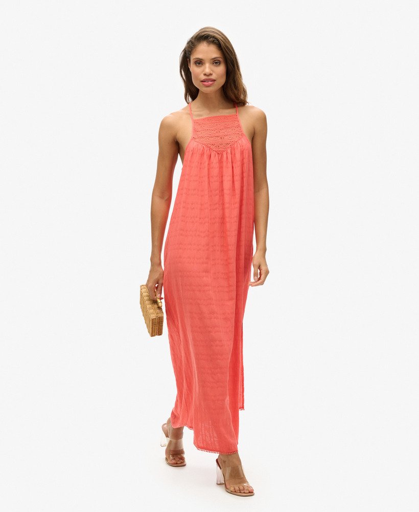 vestido longo de praia com renda e decote halter na cor coral rosado.