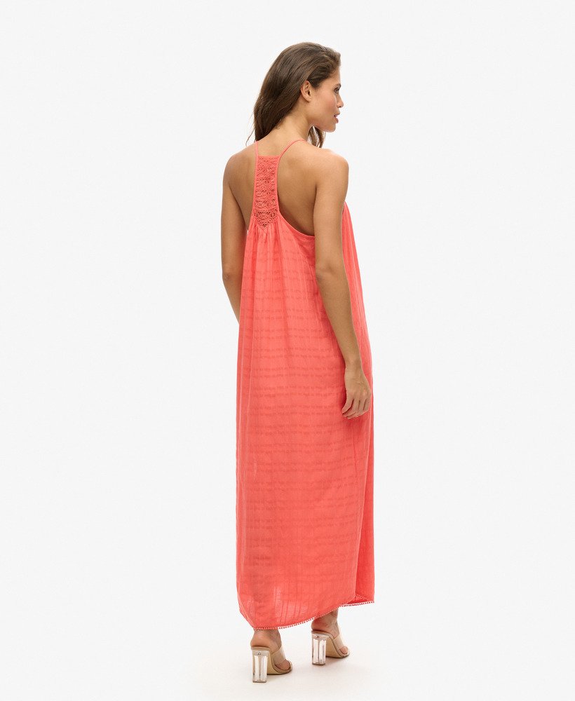 vestido longo de praia com renda e decote halter na cor coral rosado.