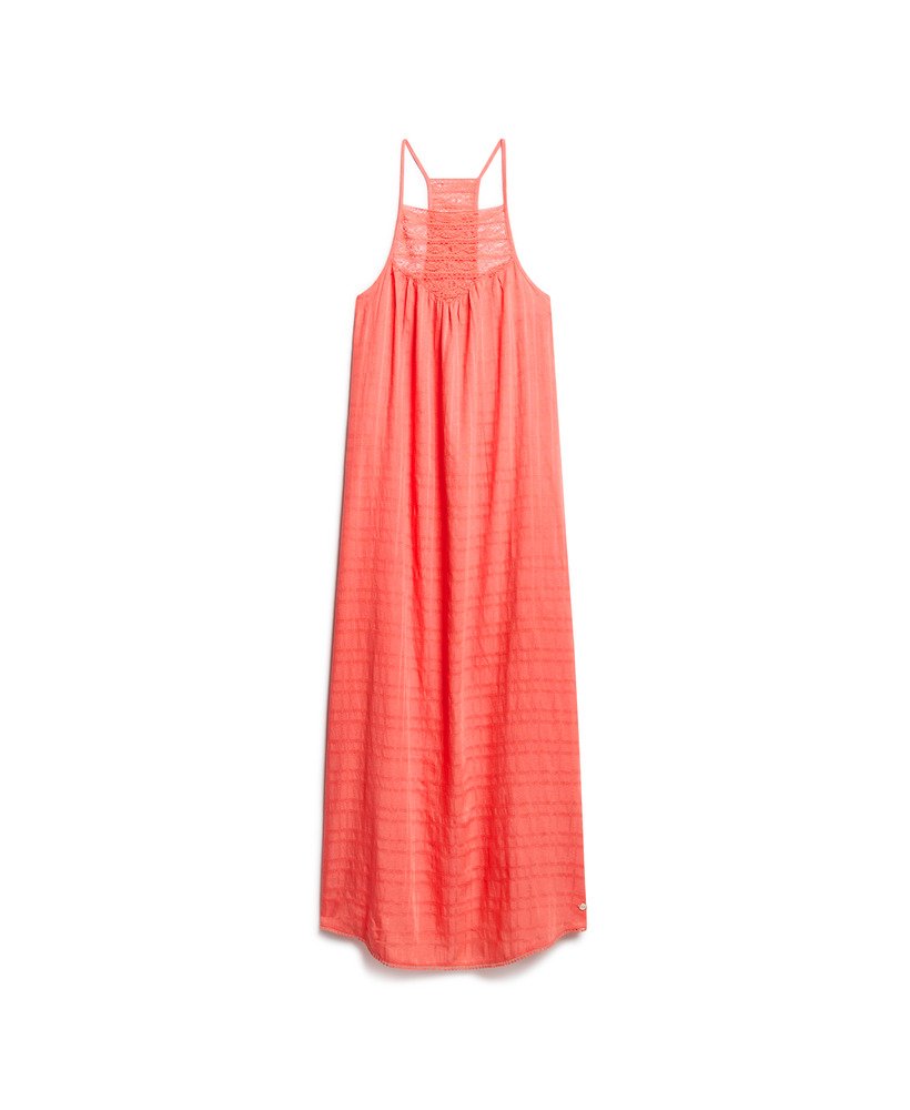 vestido longo de praia com renda e decote halter na cor coral rosado.