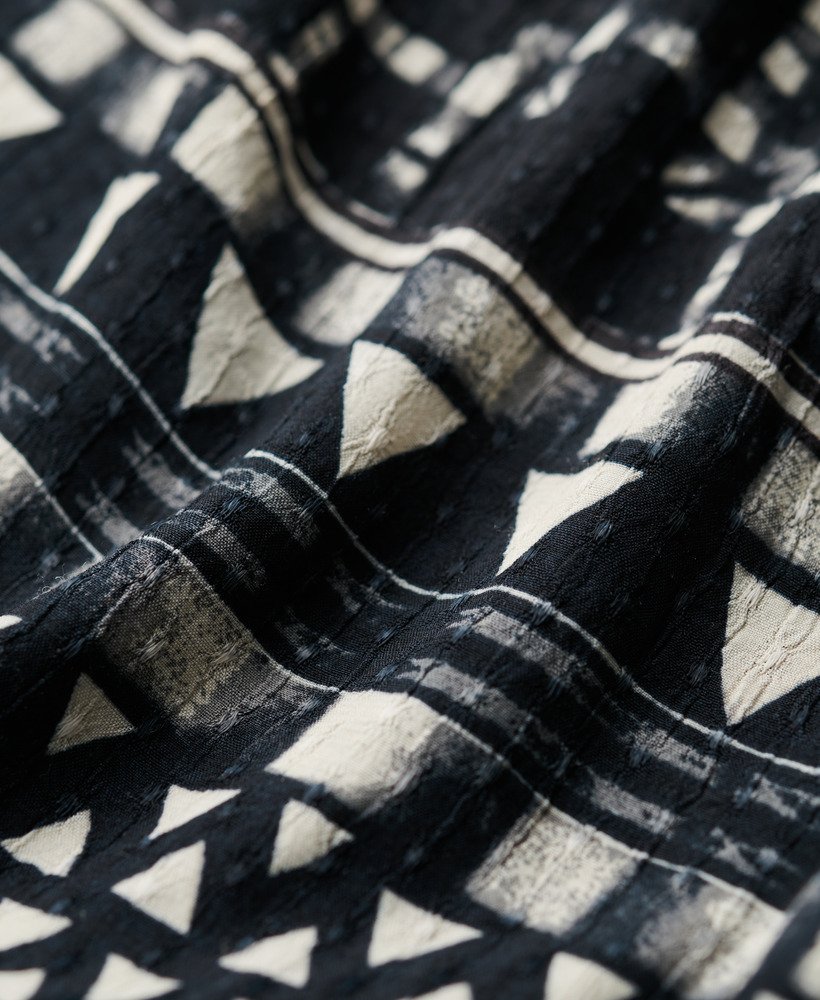 vestido midi estampado com recortes em monocromia shirbori em camadas.