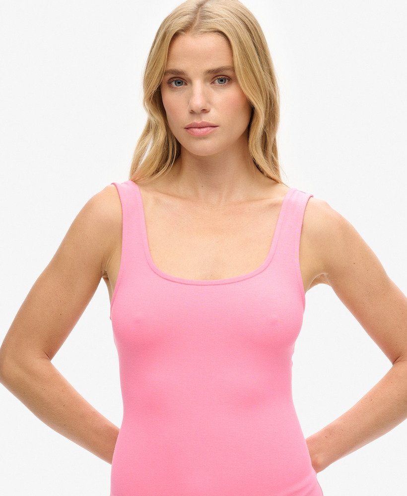 vestido curto de malha com decote quadrado na cor rosa cravo.