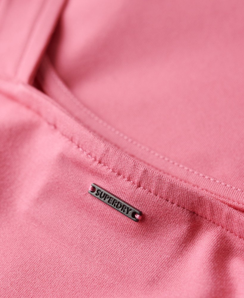 vestido curto de malha com decote quadrado na cor rosa cravo.