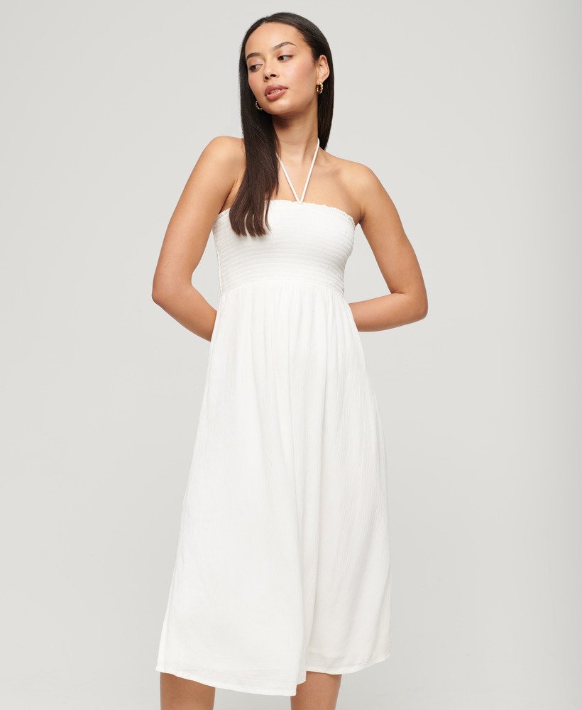 vestido midi de praia com detalhe franzido na cor branco off-white.