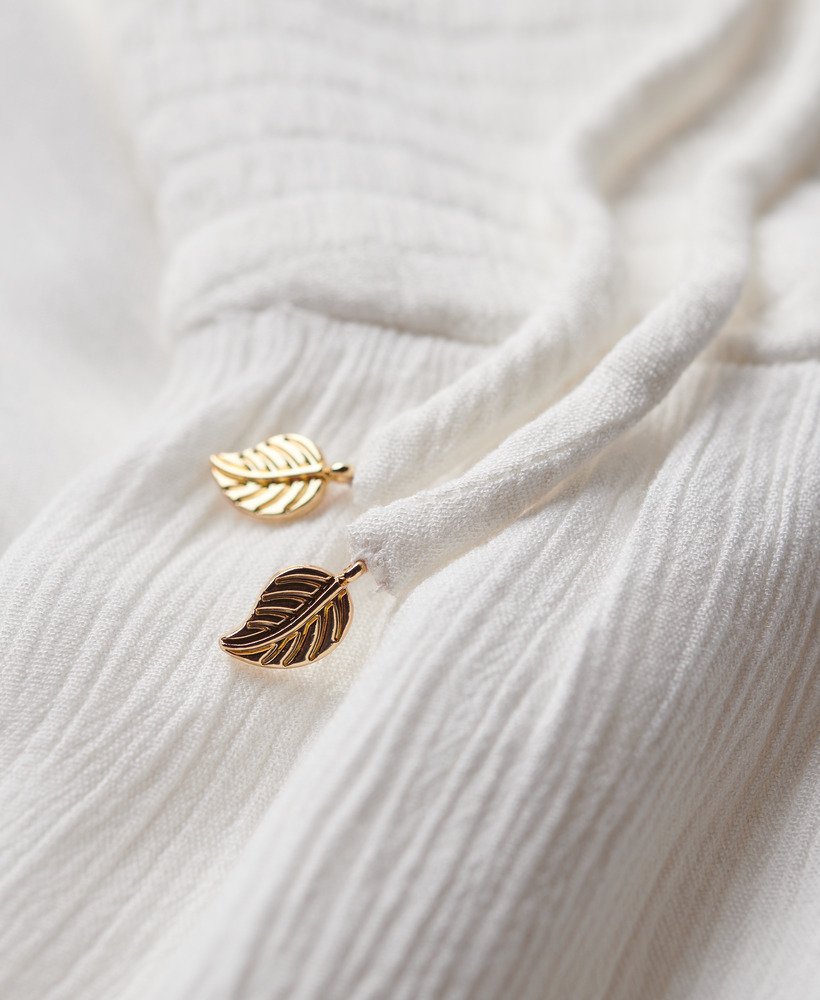 vestido midi de praia com detalhe franzido na cor branco off-white.