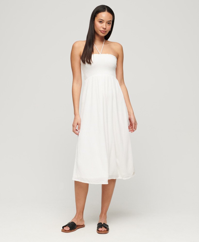 vestido midi de praia com detalhe franzido na cor branco off-white.