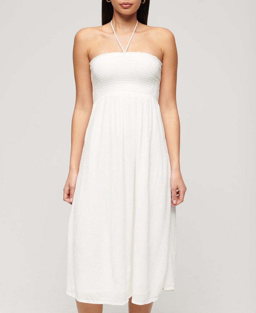 vestido midi de praia com detalhe franzido na cor branco off-white.