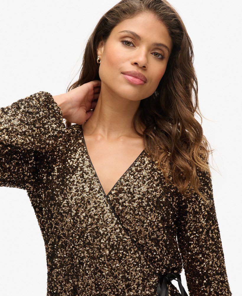 vestido curto envelope com lantejoulas douradas e mega lantejoulas