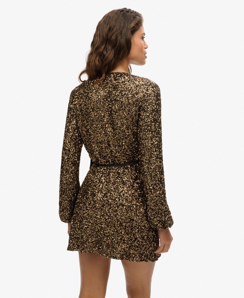 vestido curto envelope com lantejoulas douradas e mega lantejoulas