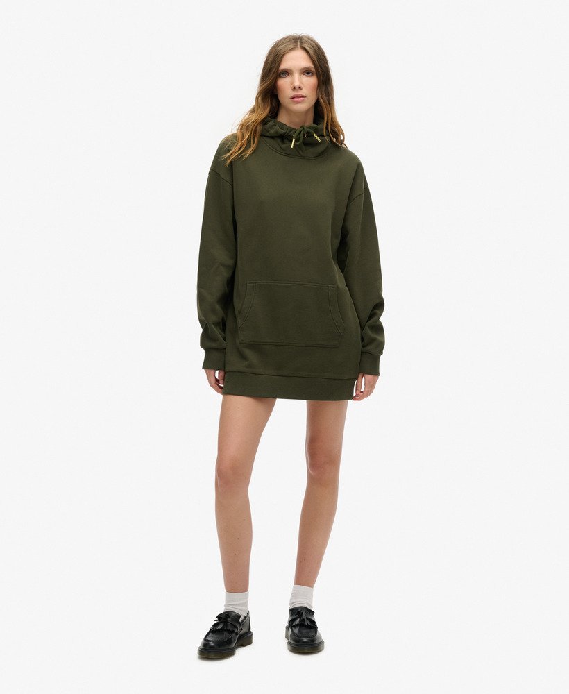 vestido com capuz e aplicações de strass estilo tatuagem na cor cáqui militar.