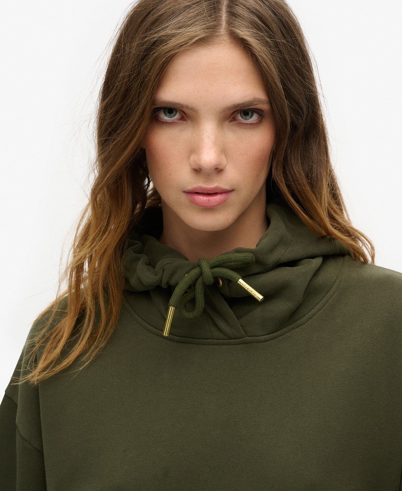 vestido com capuz e aplicações de strass estilo tatuagem na cor cáqui militar.