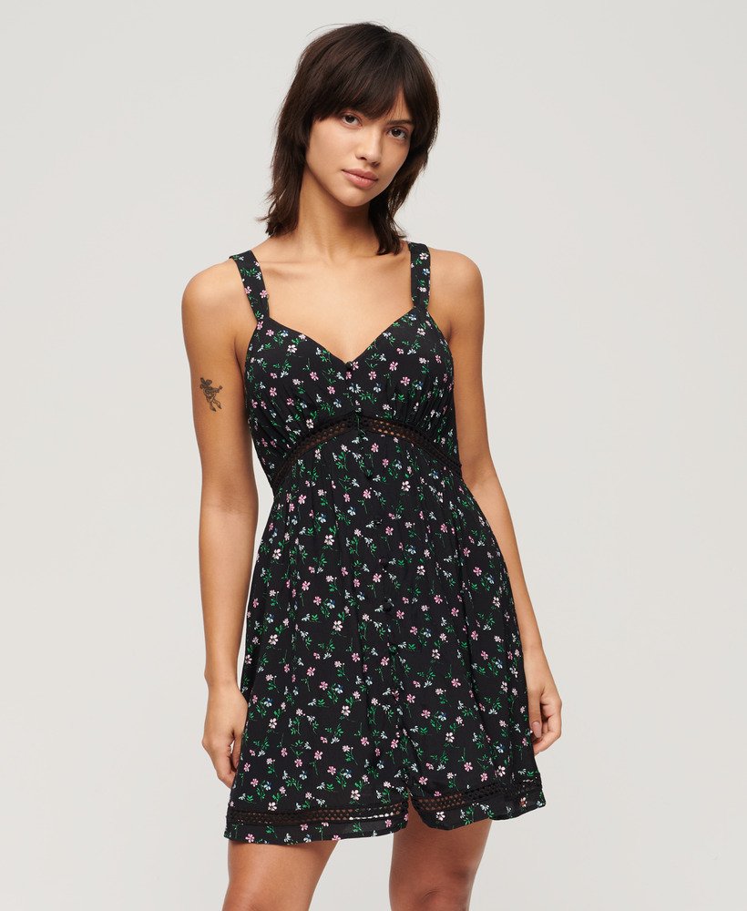 vestido camisola com decote em v e detalhes em renda na estampa floral cosmos preta.