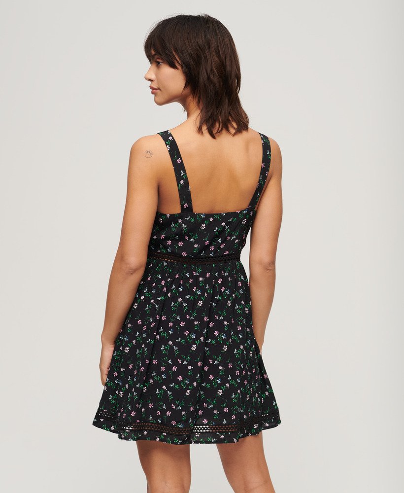 vestido camisola com decote em v e detalhes em renda na estampa floral cosmos preta.