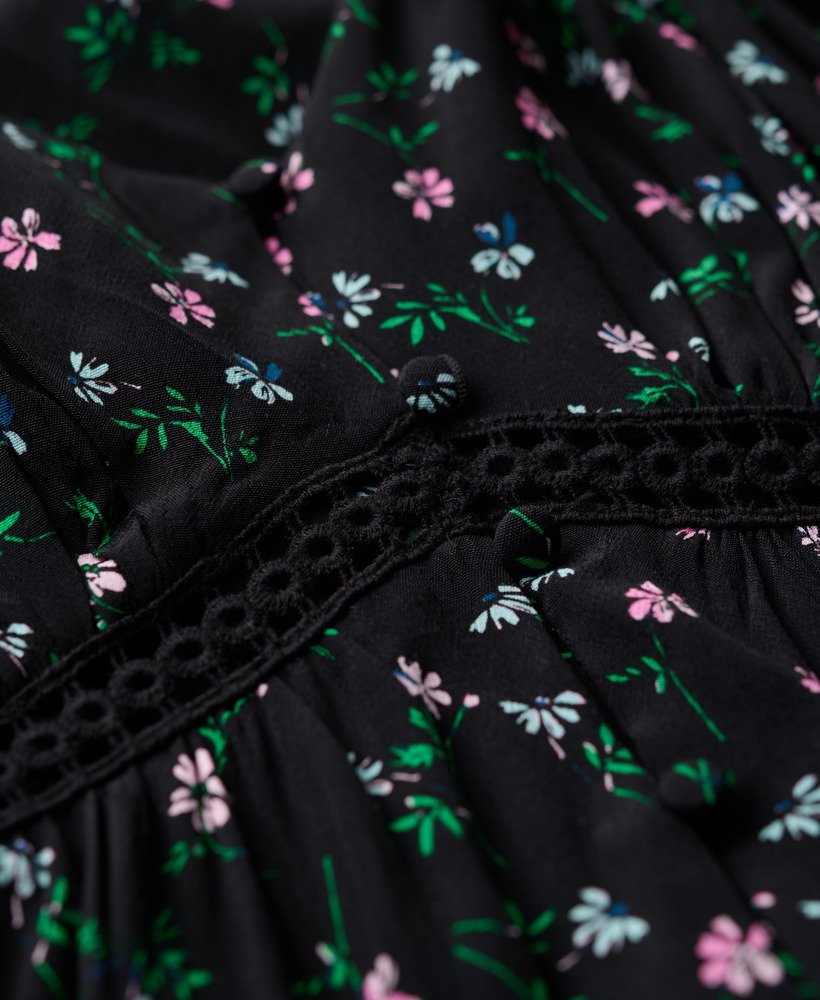 vestido camisola com decote em v e detalhes em renda na estampa floral cosmos preta.
