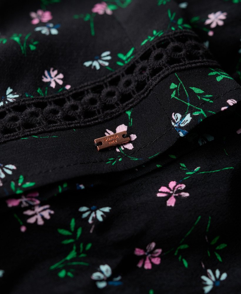 vestido camisola com decote em v e detalhes em renda na estampa floral cosmos preta.