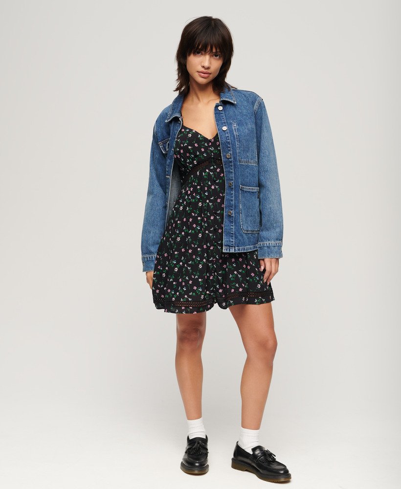 vestido camisola com decote em v e detalhes em renda na estampa floral cosmos preta.