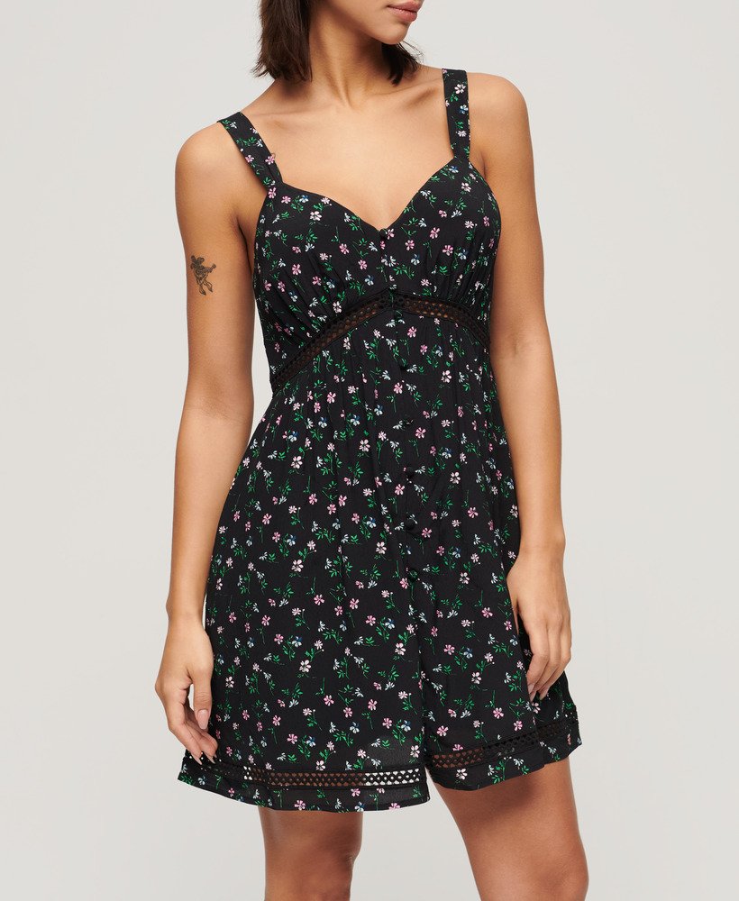 vestido camisola com decote em v e detalhes em renda na estampa floral cosmos preta.