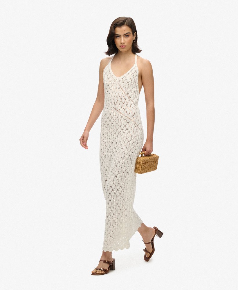 vestido longo de crochê com decote halter na cor osso do deserto ou off white.