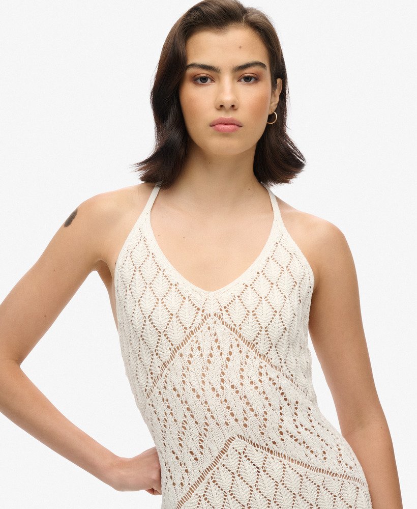 vestido longo de crochê com decote halter na cor osso do deserto ou off white.