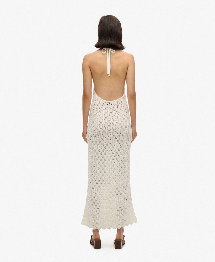 vestido longo de crochê com decote halter na cor osso do deserto ou off white.