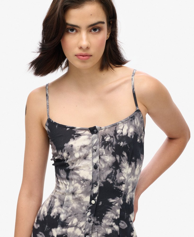 vestido midi de alcinha com botões e estampa grunge tie-dye.