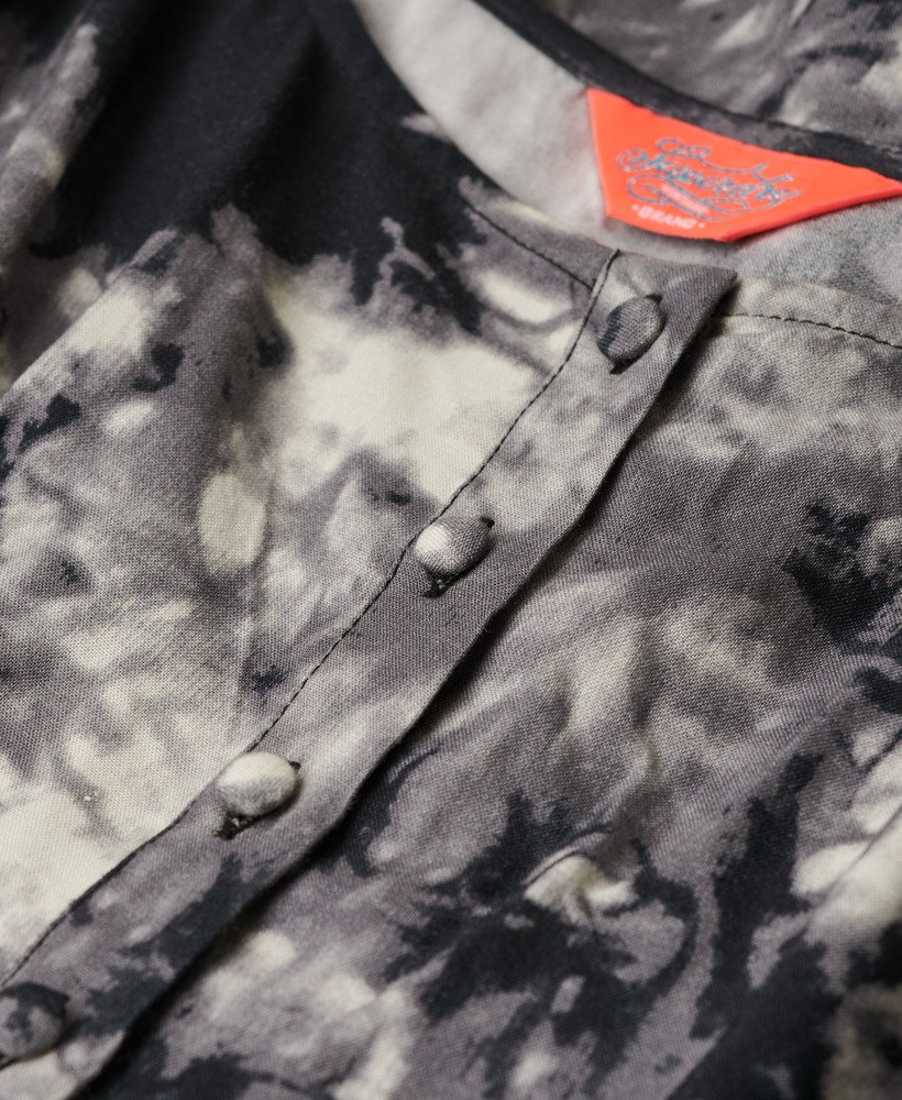 vestido midi de alcinha com botões e estampa grunge tie-dye.