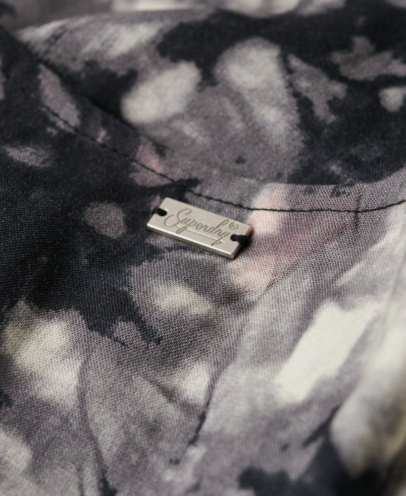 vestido midi de alcinha com botões e estampa grunge tie-dye.