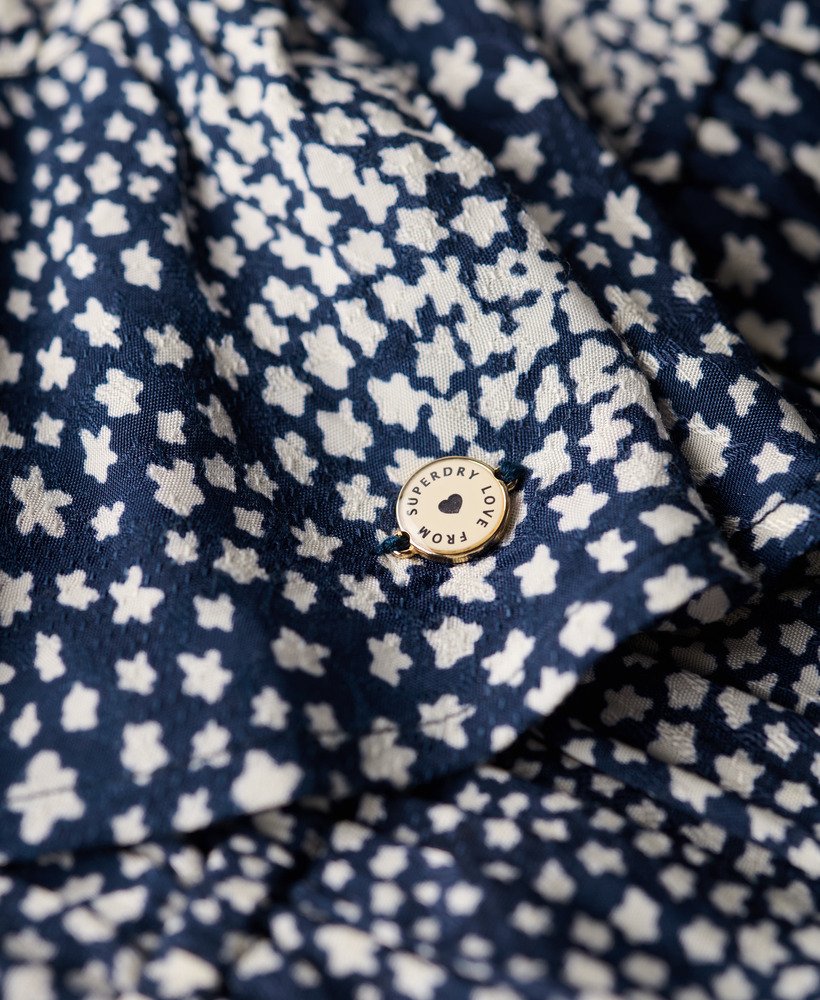 vestido curto envelope de manga comprida com estampa floral miúda azul marinho.