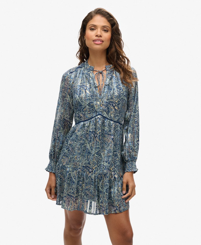 vestido curto metálico estampado de manga comprida em verde paisley com folhas.