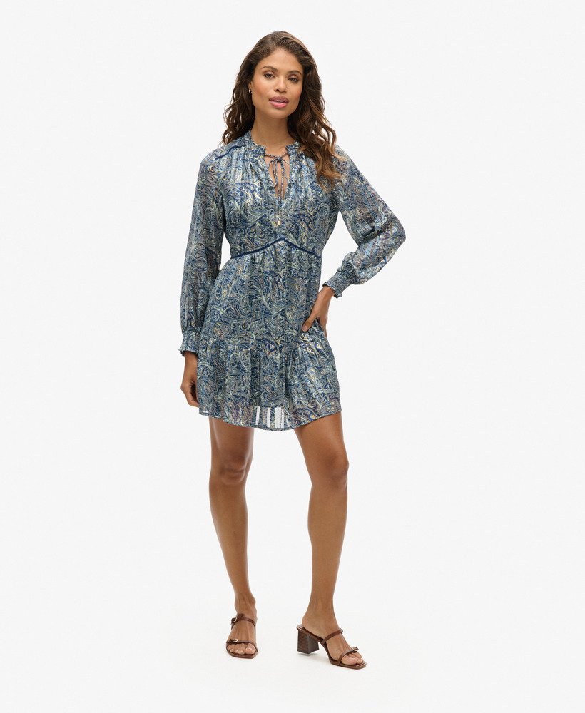 vestido curto metálico estampado de manga comprida em verde paisley com folhas.
