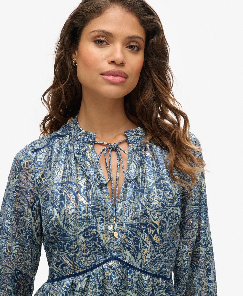 vestido curto metálico estampado de manga comprida em verde paisley com folhas.