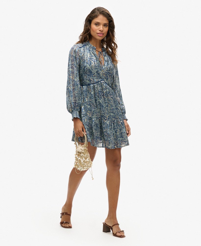 vestido curto metálico estampado de manga comprida em verde paisley com folhas.
