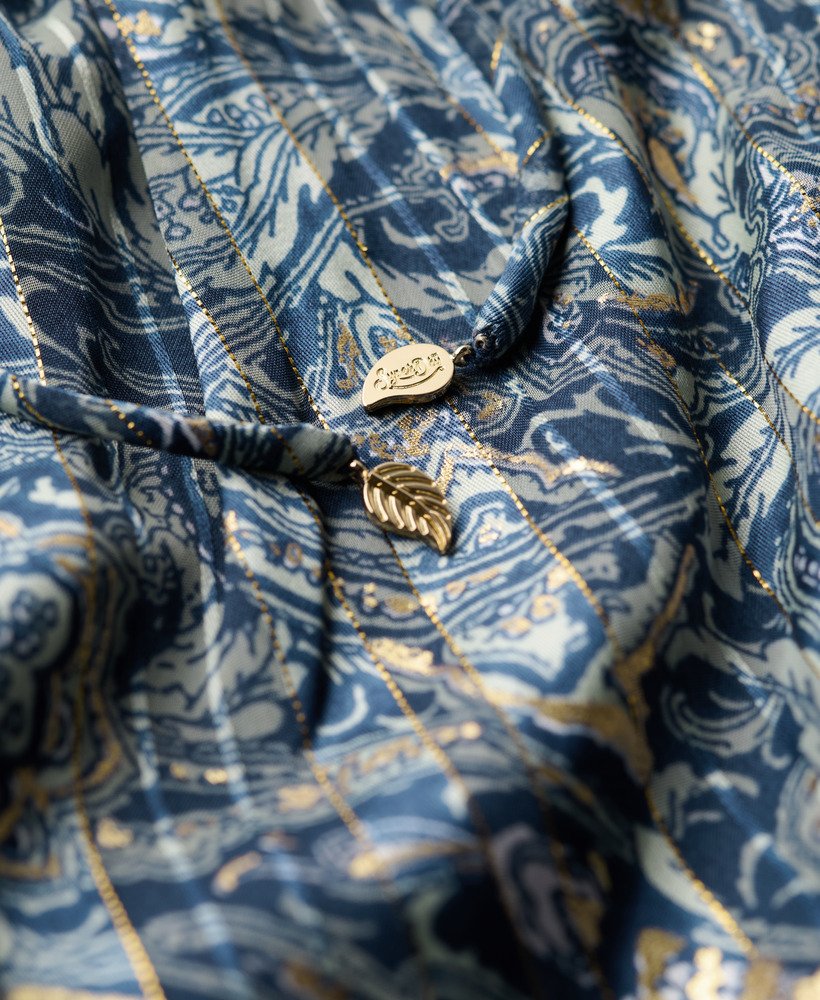 vestido curto metálico estampado de manga comprida em verde paisley com folhas.