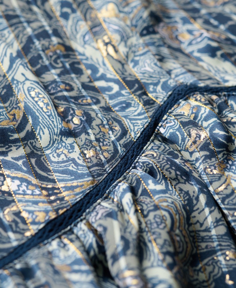 vestido curto metálico estampado de manga comprida em verde paisley com folhas.