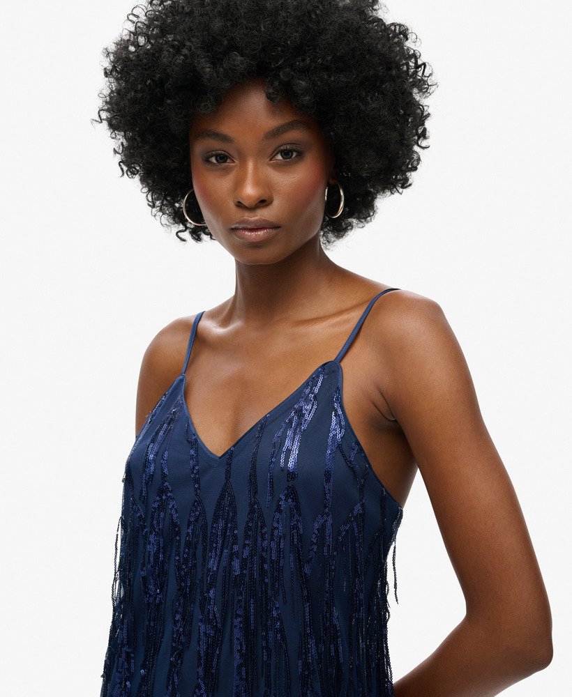 vestido curto de alcinha com decote em v e franjas em lantejoulas azul-marinho.