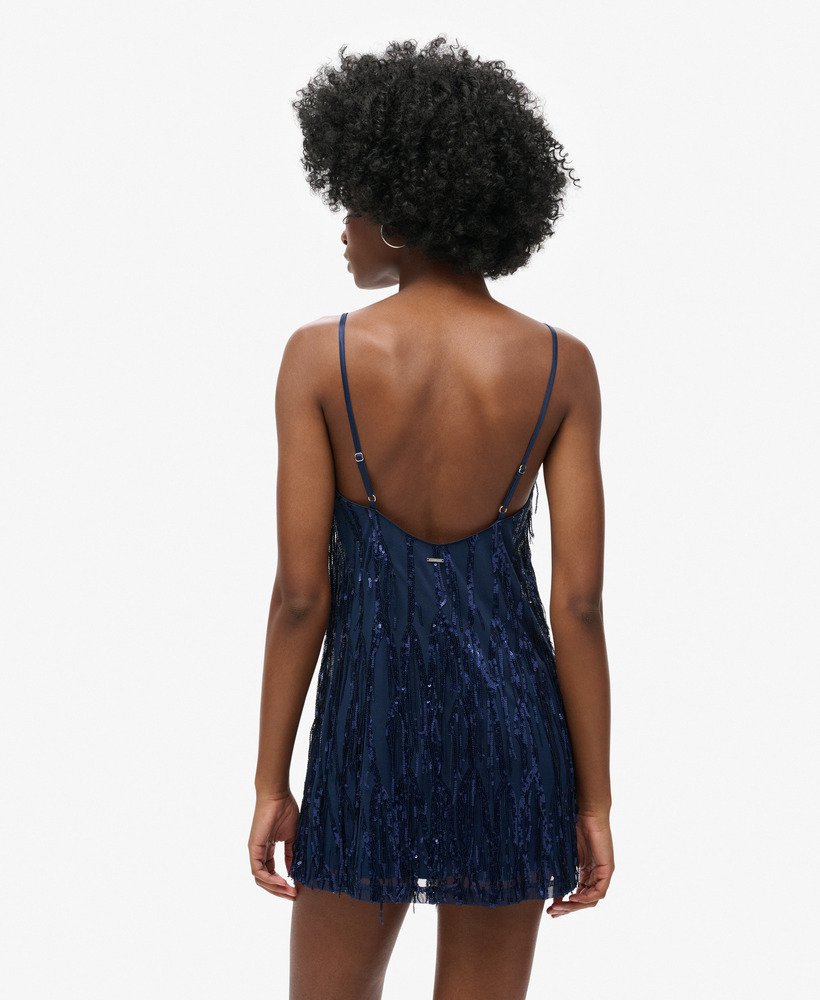 vestido curto de alcinha com decote em v e franjas em lantejoulas azul-marinho.