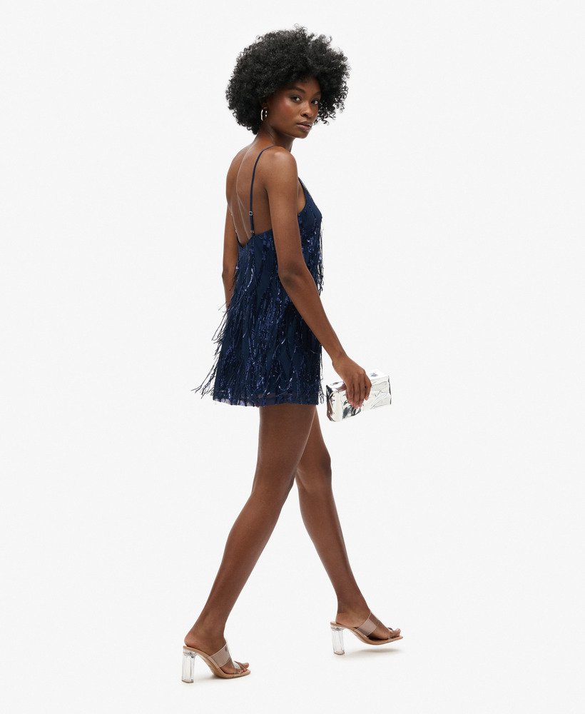 vestido curto de alcinha com decote em v e franjas em lantejoulas azul-marinho.