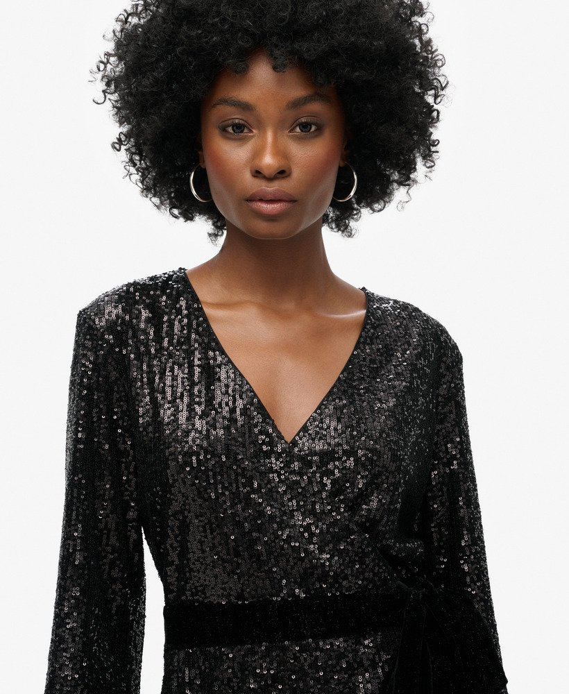 vestido curto envelope de veludo com lantejoulas pretas