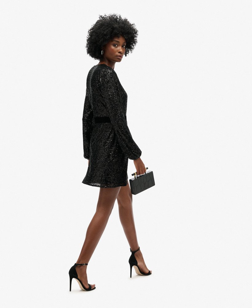 vestido curto envelope de veludo com lantejoulas pretas